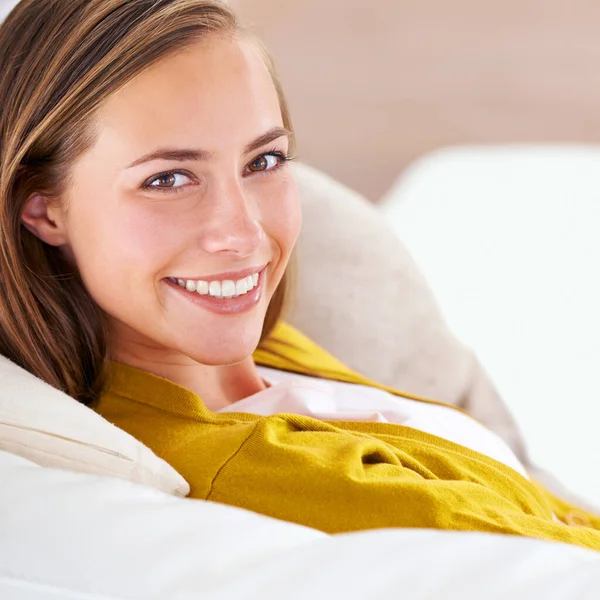 Estar Casa Relaxa Retrato Close Uma Jovem Mulher Atraente Sentada — Fotografia de Stock