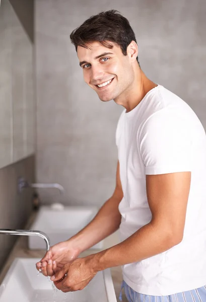 Dobrá Hygiena Udržuje Zdravého Portrét Mladého Muže Jak Myje Ruce — Stock fotografie