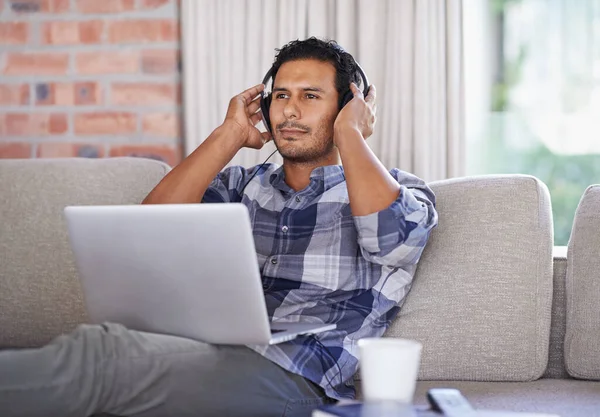 Opravdu Cítím Muž Který Doma Poslouchá Hudbu Svém Laptopu — Stock fotografie