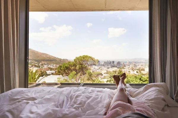 Het Beste Uitzicht Het Gebouw Een Vrouw Liggend Bed Met — Stockfoto