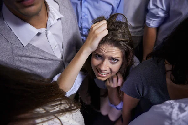 圧力の下でゴロゴロしてる 群衆に閉じ込められた恐怖の若い女性が — ストック写真