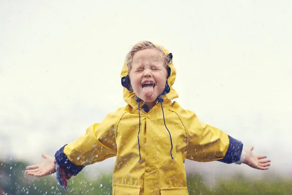 Las Vidas Nunca Aburren Cuando Llueve Llueve Una Adorable Niñita — Foto de Stock