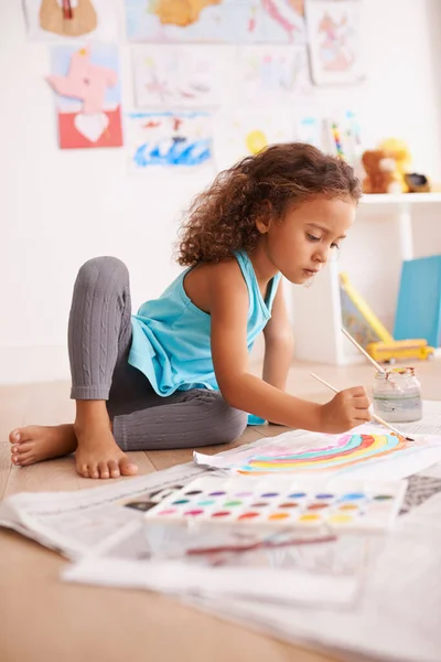 一个正在创作的艺术家 躺在地板上画一幅画的小女孩 — 图库照片