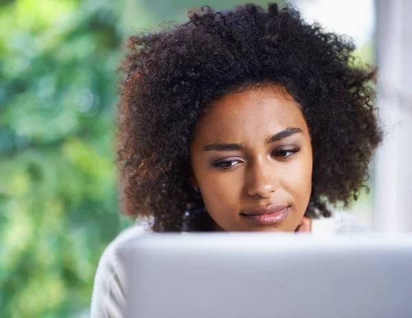 Nadrabiam Zaległości Online Młoda Kobieta Korzystająca Laptopa Podczas Relaksu Domu — Zdjęcie stockowe