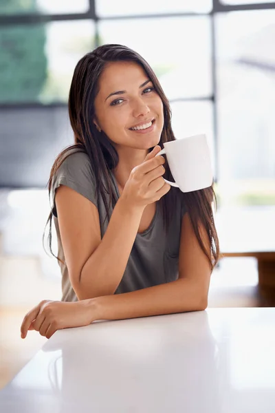 Relaxando Com Uma Xícara Java Uma Jovem Atraente Bebendo Café — Fotografia de Stock