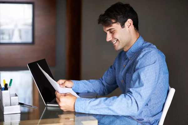 Çok Çalışmak Yeteneği Yener Bir Adam Dizüstü Bilgisayarının Önünde Otururken — Stok fotoğraf