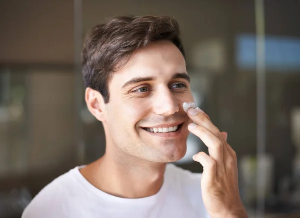 Keeping His Face Looking Fresh Relaxed Closeup Young Man Applying — Stock Photo, Image