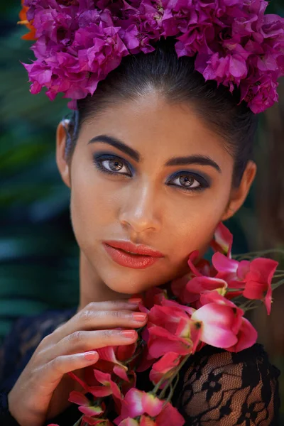 Hipnotize Eden Gözler Renkli Çiçekler Takan Güzel Bir Kadının Portresi — Stok fotoğraf