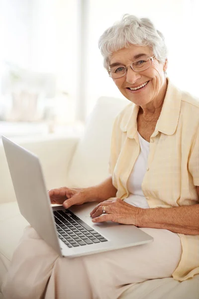Uszczęśliwiała Swoich Blogerów Starsza Kobieta Pracująca Laptopie Domu — Zdjęcie stockowe