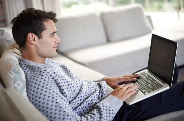 Waar Moet Beginnen Een Jonge Man Bezig Met Zijn Laptop — Stockfoto