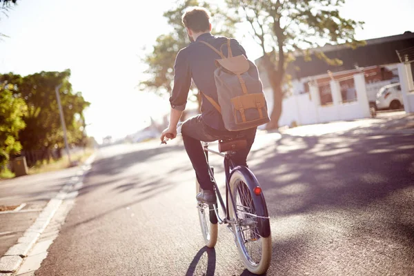 있는지누가알겠어요 야외에서 자전거를 젊은이 — 스톡 사진