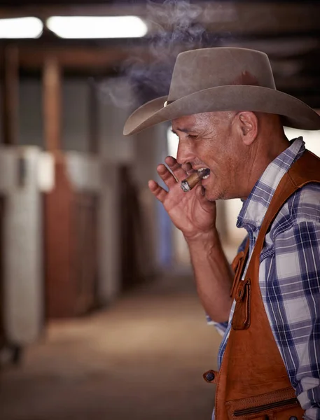 Occidente Cowboy Anziano Che Gode Sigaro Nel Suo Ranch — Foto Stock