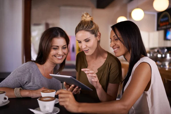 Isso Parece Bem Três Amigos Fazendo Planos Café Com Tablet — Fotografia de Stock
