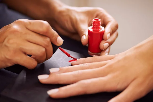 Olśniewająco Czerwone Paznokcie Zbliżenie Paznokci Malowanych Czerwono — Zdjęcie stockowe
