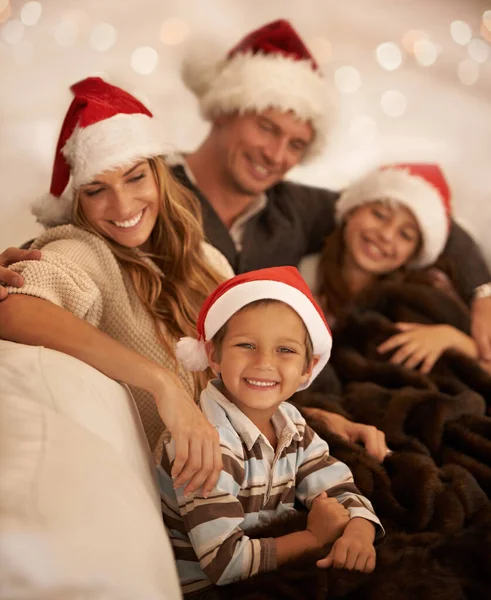 Familia Feliz Sombrero Navidad Unión Casa Casa Sofá Sala Estar — Foto de Stock