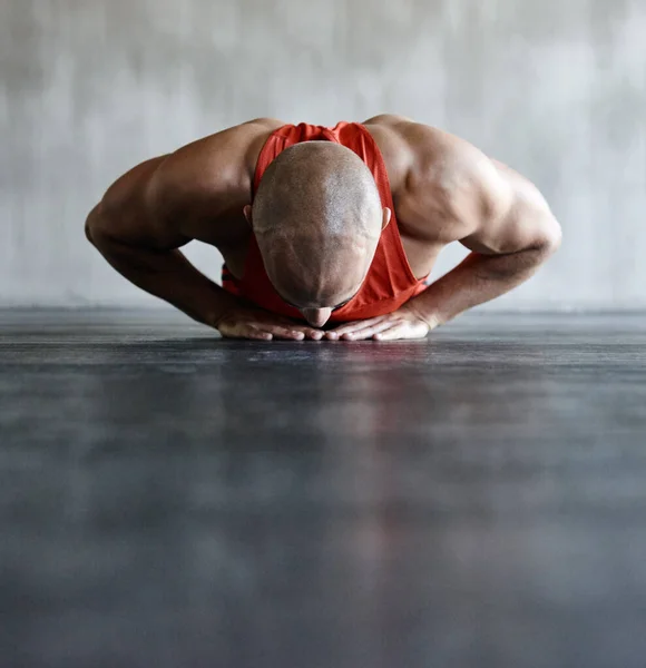 Sein 100 Ein Mann Macht Ein Herausforderndes Workout Fitnessstudio — Stockfoto
