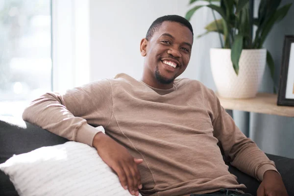 Relájese Sonría Retrato Hombre Negro Sofá Casa Apartamento Ciudad Hombre —  Fotos de Stock
