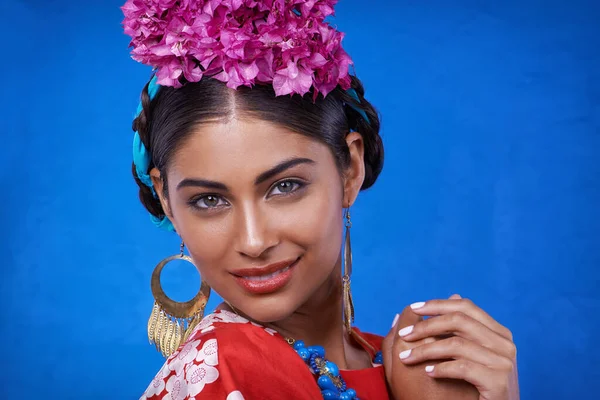 Renkli Kültür Geleneksel Kültürel Kıyafetler Giyen Güzel Bir Genç Kadın — Stok fotoğraf