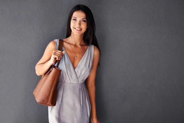 Ive Got Handbag Winning Smile Studio Portrait Attractive Young Woman — Stock Photo, Image