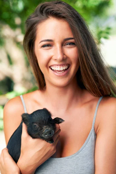 農場の最新メンバーを知ることができます 可愛い子豚を持った若い女 — ストック写真