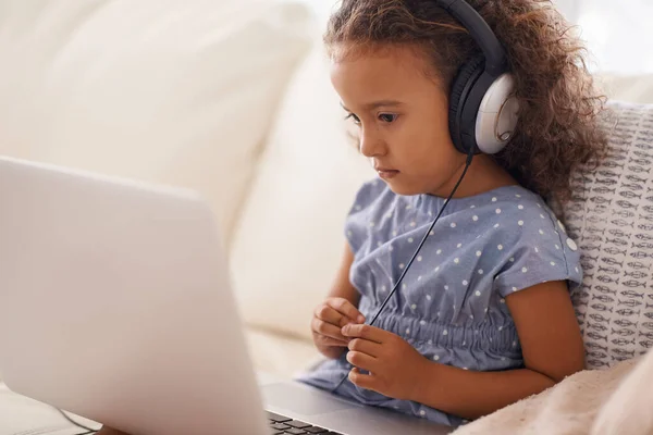 Apprendimento Della Prima Infanzia Una Bambina Che Usa Cuffie Computer — Foto Stock