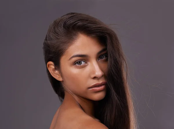 Det Ser Naturligt Vackert Porträtt Vacker Ung Kvinna Poserar Studion — Stockfoto