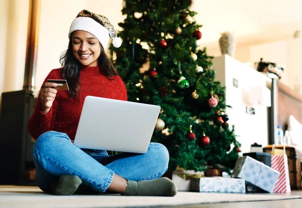 Frau Laptop Und Online Shopping Für Weihnachten Mit Kreditkarte Wohnzimmer — Stockfoto