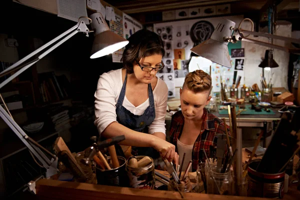 Helping Out Fellow Crafter Two Young Woman Working Handmade Crafts — Stock Photo, Image