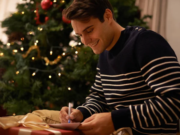 Sim Etiketleri Yazılıyor Yakışıklı Genç Bir Adam Noel Için Hazırlanıyor — Stok fotoğraf