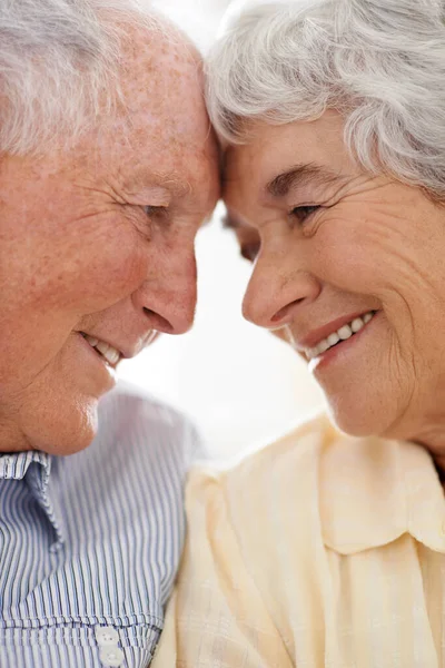 Még Mindig Látszik Szerelem Szemükben Egy Idős Házaspár Együtt Otthon — Stock Fotó