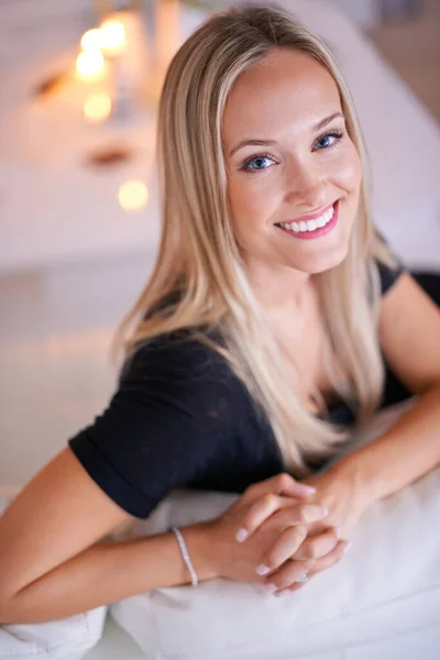 Najbardziej Promienny Uśmiech Portret Młodej Blondynki Siedzącej Kanapie Domu — Zdjęcie stockowe