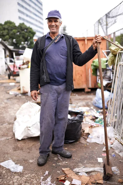 Çöplükte Hazine Avcılığı Çöpleri Karıştıran Bir Adam — Stok fotoğraf