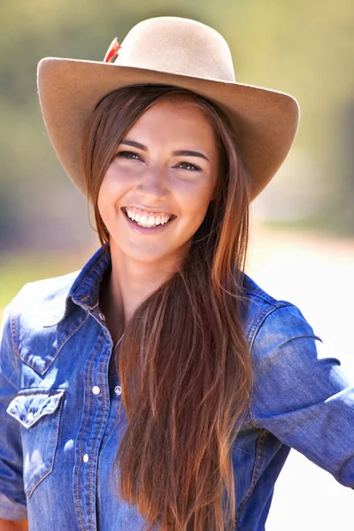 Howdy Partner Eine Schöne Junge Frau Cowgirl Outfit Steht Draußen — Stockfoto