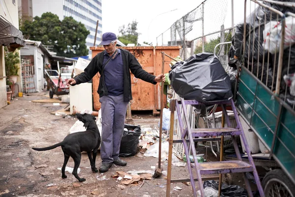 Benim Yardımcım Arkadaşım Çöpleri Karıştıran Bir Adam — Stok fotoğraf