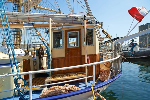 Qual Senão Dia Pequeno Barco Pesca Atracado Porto — Fotografia de Stock