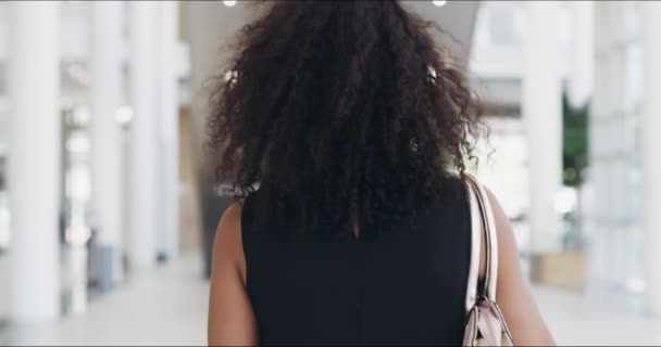 办公室 波浪和肖像黑人妇女走路 面带微笑 准备在公司工作场所举行商务会议 信任和女工带着信心 领导才能和成功挥手 — 图库视频影像