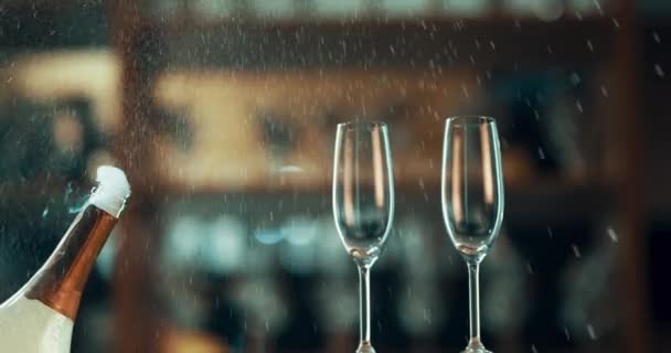シャンパンは 成功と達成を祝うために豪華なイベントやパーティーでポップアップ メガネやお祝い アルコール 泡やトーストやカウンターで輝くワインと歓声への飲み物の爆発 — ストック動画