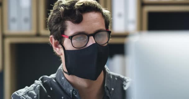 Covid Gesichtsmaske Und Ein Mann Mit Brille Der Sich Bei — Stockvideo
