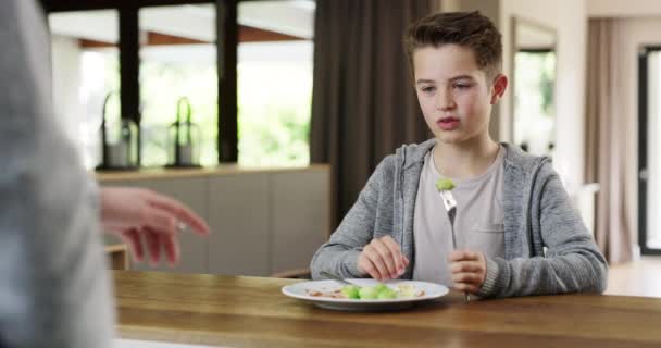 Nourriture Choux Bruxelles Enfant Avec Dégoût Sur Visage Assis Table — Video