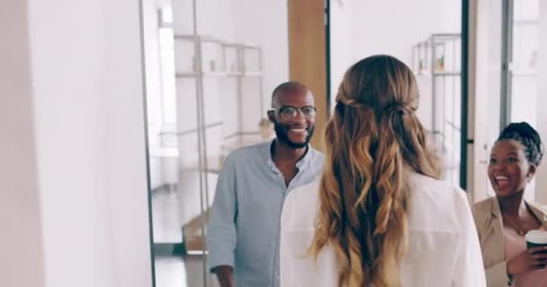 Офис Разнообразие Люди Ходят Портрет Подмигиванием Женщины Рекламной Компании Канаде — стоковое видео