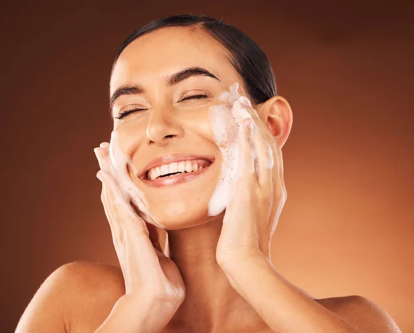 Skincare Tangan Dan Busa Wajah Untuk Dibersihkan Dengan Senyum Kebahagiaan — Stok Foto