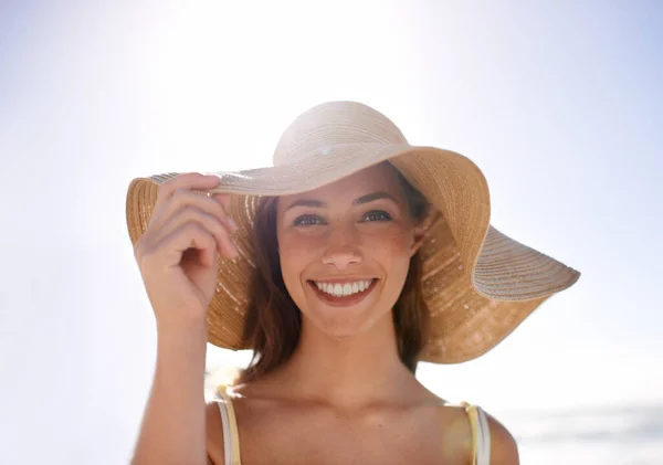 Відчуття Літнього Сонця Молода Жінка Сонячному Годиннику Пляжі — стокове фото