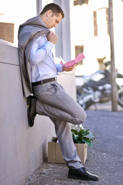 Obliczu Niepewnej Przyszłości Biznesmen Różowym Poślizgiem Kończący Pracę — Zdjęcie stockowe