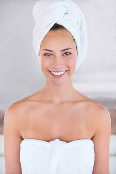 Güzellik Rutinimle Başlayalım Duştan Yeni Çıkmış Genç Bir Kadın — Stok fotoğraf