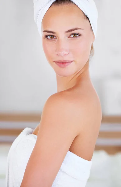 Less More Pretty Woman Who Just Got Out Shower — Stock Photo, Image