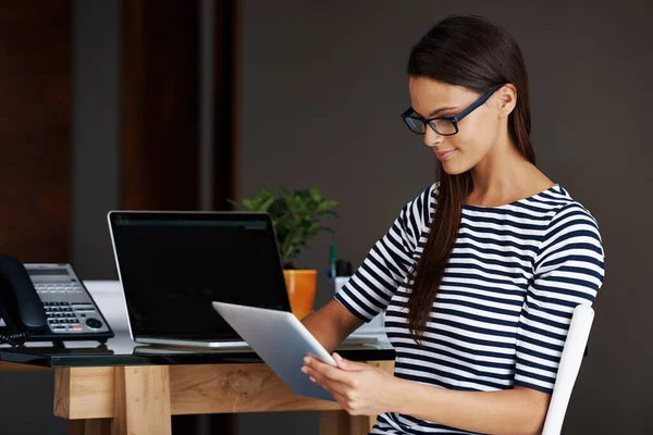Machen Sie Etwas Marktforschung Eine Junge Geschäftsfrau Schreibtisch Mit Einem — Stockfoto