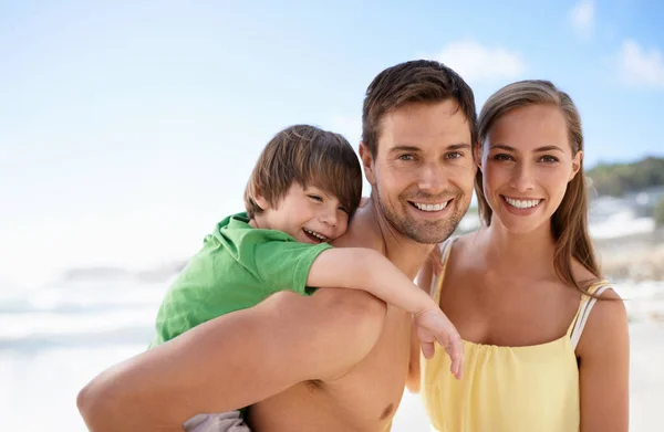 Summer Fun Everyone Portrait Happy Family Spending Time Together Beach — Stock Photo, Image