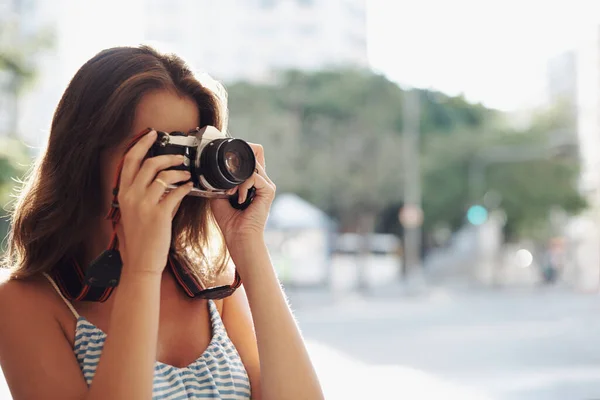彼女の新しいカメラを楽しんで 都会の中で魅力的な若い女性が — ストック写真