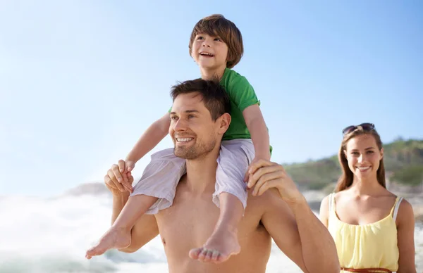 私たちの小さな休暇 幸せな家族が一緒にビーチで過ごす時間は — ストック写真