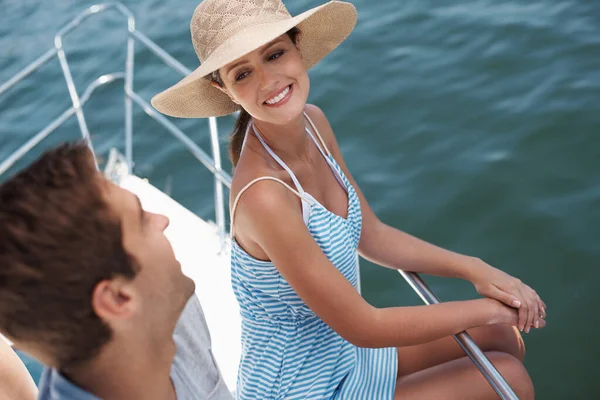 来てよかった これは素晴らしい 魅力的な若いカップルが一緒にボートに乗るのを楽しんで — ストック写真